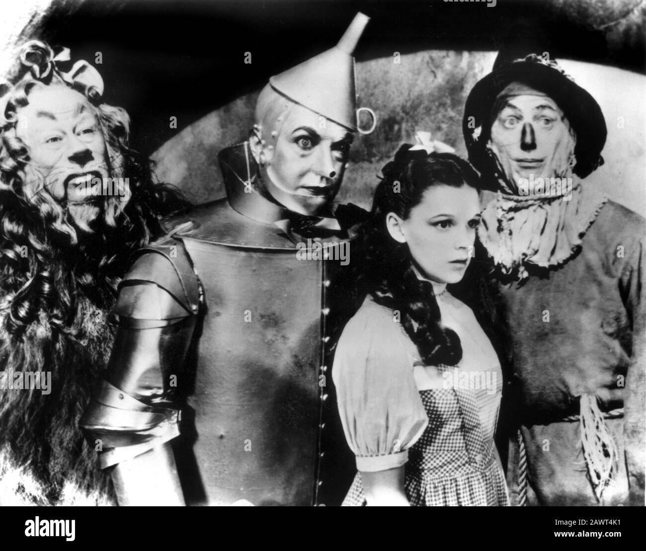 1939 , USA : JUDY GIRLANDE , Bert Lahr , Jack Haley und Ray Bolenger im ZAUBERER VON OZ ( Il mago di Oz ) von Victor Fleming - MGM - Metro Goldwyn M Stockfoto