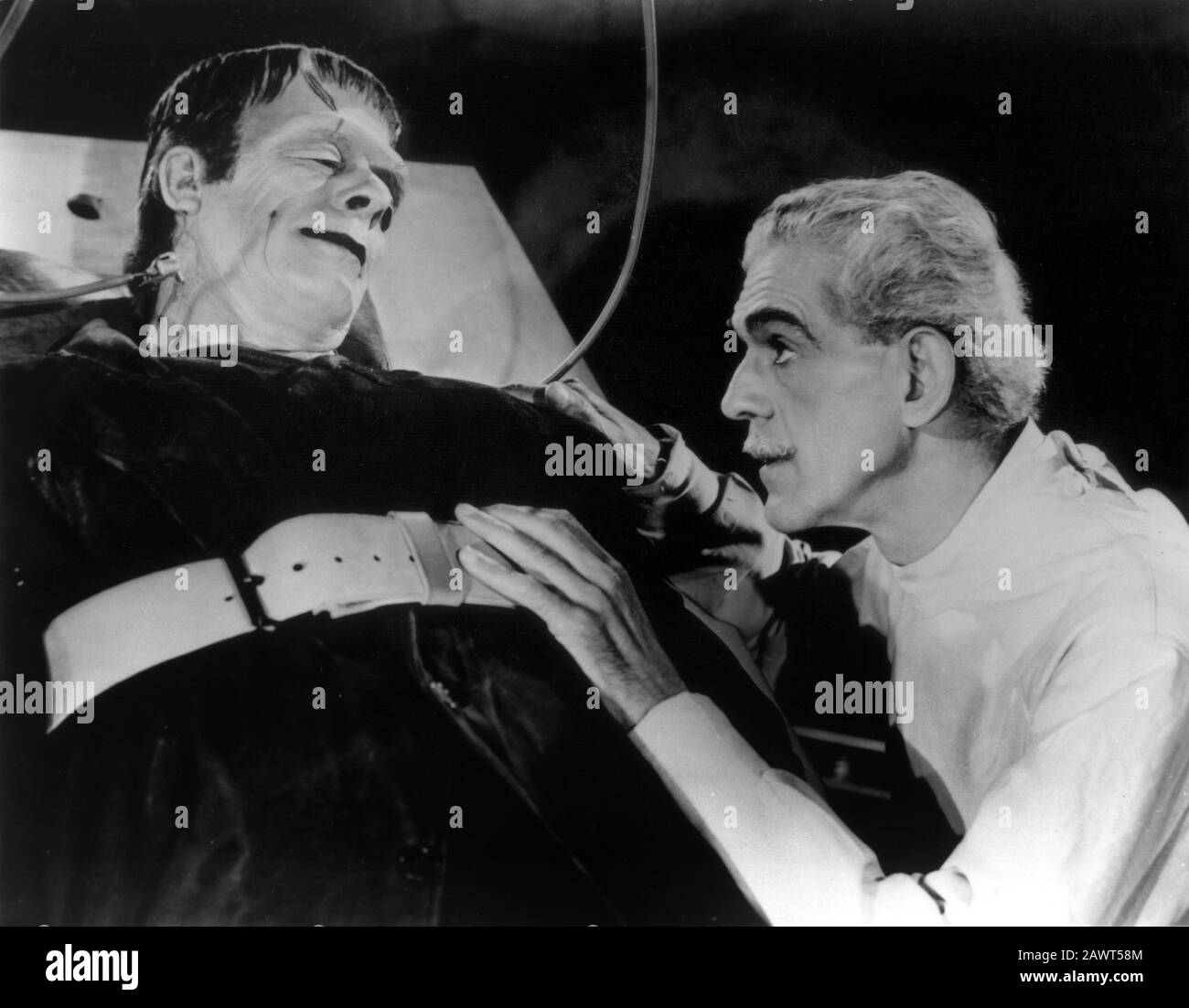 1944 , USA : Boris KARLOFF ( 1887 - 1969 ) und Lon CHANEY Jr. ( 1906 - 1973 ) im Horror B FILMHAUS VON FRANKENSTEIN von Erle C. Kenton - FILM Stockfoto
