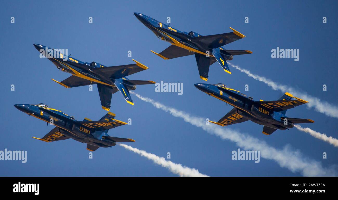 200122-N-YO638-1194 EL CENTRO, Kalifornien (Januar 22, 2020) Führt Das Flugdemonstrationsgeschwader der US Navy, die Blue Angels, das Double Farvel Manöver während eines Trainingsflugs in der Naval Air Facility El Centro, Kalifornien durch. Die Blue Angels trainieren im Winter an der NAF El Centro, Kalifornien, in Vorbereitung auf die Showsaison 2020. Das Team soll 55 Flugvorführungen an 29 Standorten in den USA und Kanada durchführen, um die Präzision und Professionalität der US Navy und des Marine Corps der amerikanischen Öffentlichkeit zu präsentieren. (USA Navy-Foto von Mass Communication Specialist 2. Cl Stockfoto