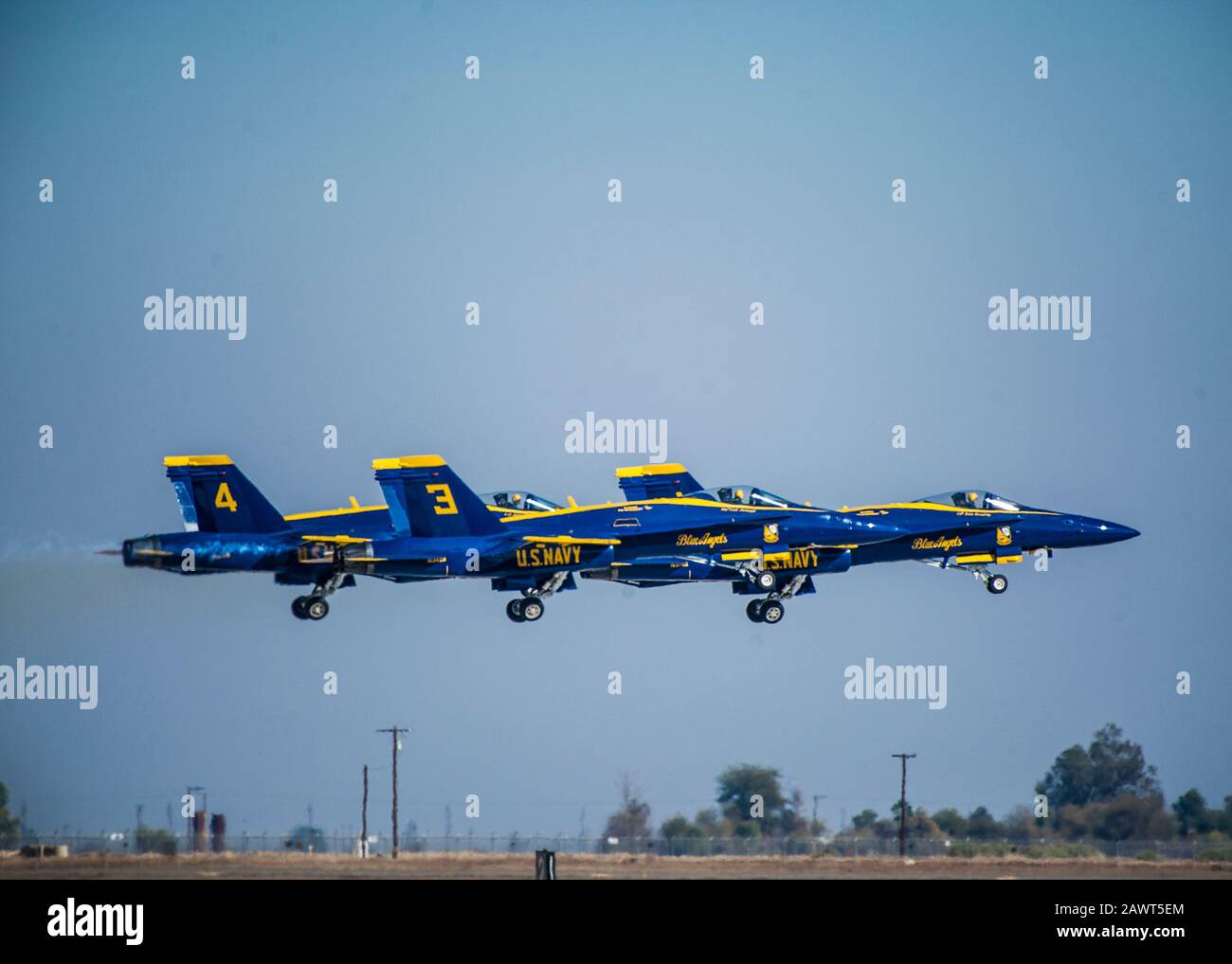 200122-N-YO638-1056 EL CENTRO, Kalifornien (Januar 22, 2020) Die US Navy Flight Demonstration Squadron, die Blue Angels, nehmen während eines Trainingsflugs in Naval Air Facility El Centro, Kalifornien, an den Start. Die Blue Angels trainieren im Winter an der NAF El Centro, Kalifornien, in Vorbereitung auf die Showsaison 2020. Das Team soll 55 Flugvorführungen an 29 Standorten in den USA und Kanada durchführen, um die Präzision und Professionalität der US Navy und des Marine Corps der amerikanischen Öffentlichkeit zu präsentieren. (USA Navy-Foto von Mass Communication Specialist 2. Klasse Cody Hendrix) Stockfoto
