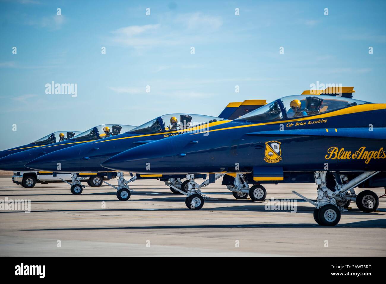 200125-N-YO638-2086 EL CENTRO, Kalifornien (Januar 25, 2020) Die US Navy Flight Demonstration Squadron, die Blue Angels, führen vor einem Trainingsflug im Naval Air Facility El Centro, Kalifornien, Flugkontrollen durch. Die Blue Angels trainieren im Winter an der NAF El Centro, Kalifornien, in Vorbereitung auf die Showsaison 2020. Das Team soll 55 Flugvorführungen an 29 Standorten in den USA und Kanada durchführen, um die Präzision und Professionalität der US Navy und des Marine Corps der amerikanischen Öffentlichkeit zu präsentieren. (USA Navy-Foto von Mass Communication Specialist 2. Klasse Kabeljau Stockfoto