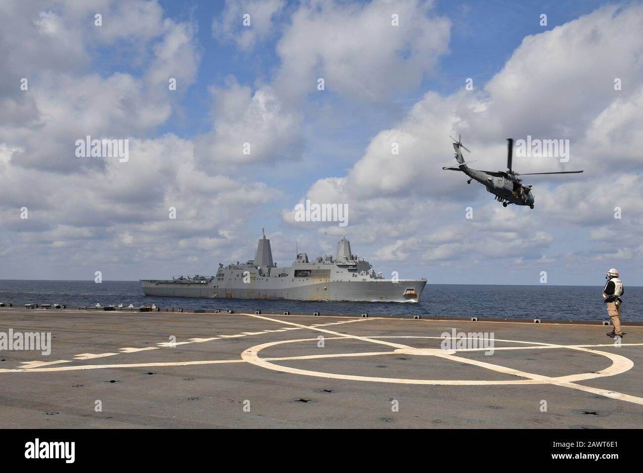 Philippinisches MEER (Feb. 04, 2020) Marines mit Force Reconnaissance Platoon, 31st Marine Expeditionary Unit verlassen das Docklandungsschiff USS Germantown (LSD 42) auf einem SH-60 Seahawk-Hubschrauber, der den "Island Knights" der Helicopter Sea Combat Squadron (HSC) 25 nach einem Besuch, einer Bord-, Such- und Beschlagnahme-Schulungsveranstaltung zugewiesen wurde. Germantown, Teil der America Expeditionary Strike Group, 31. Marine Expeditionary Unit Team, ist im 7. US-Flottengebiet tätig, um die Interoperabilität mit Verbündeten und Partnern zu verbessern und dient als einsatzbereite Einsatzkräfte zur Verteidigung des Friedens und Stockfoto