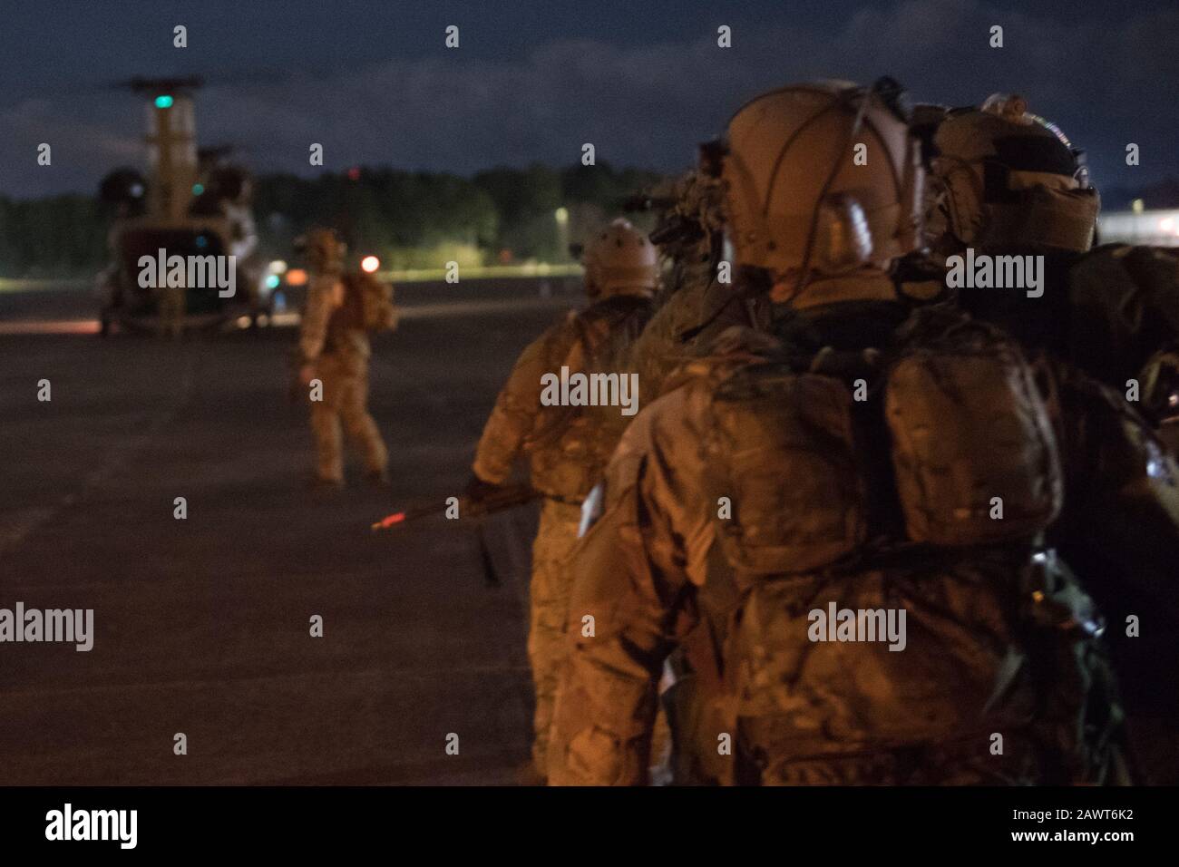 US Air Force Special Tactics Operators bereiten sich vor, mit einem CH-47 Chinook Hubschrauber zu fliegen, bevor sie eine Trainingsmission bei der Übung Southern Strike 2020 im Gulfport Combat Readiness Training Center, Miss, 6. Februar 2020 durchführen. Der Südstreik ist eine groß angelegte, gemeinsame und internationale Kampfübung, die Aufstandsbekämpfung, enge Luftunterstützung, Unfallfürsorge auf der Strecke, nicht-kombattante Evakuierung und maritime Spezialoperationen umfasst. (USA Luftwaffenfoto von Master Sgt. Jason Robertson) Stockfoto