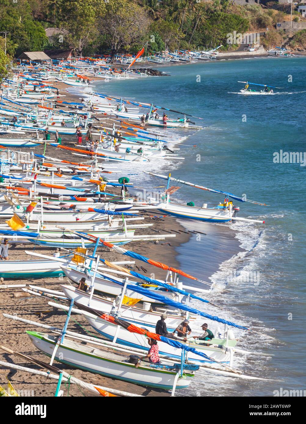 Traditionelle Jukungs (ausuferndes Angeln/Segelkanus) am Amed Beach in Ostbali. Stockfoto