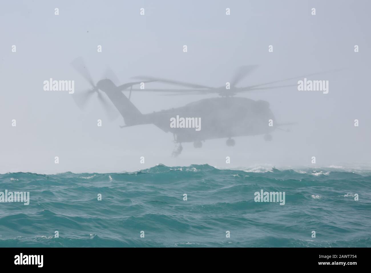 200204-A-BP481-1121 ARABISCHER GOLF (FEB. 4, 2020) STEIGT EIN Sailor, der der Task Force 56.1 zugeordnet ist, beim Helokasttraining auf einen MH-53 Sea Dragon. Die Task Force 56.1 wird im US-amerikanischen 5. Flottengebiet eingesetzt, um die Seeoperationen zu unterstützen, um die Stabilität und Sicherheit im Seeverkehr in der Zentralregion zu gewährleisten, indem sie das Mittelmeer und den Pazifik durch den westlichen Indischen Ozean und drei strategische Drosseln verbindet. (USA Armeefoto von Sgt. Brandon Franklin) Stockfoto