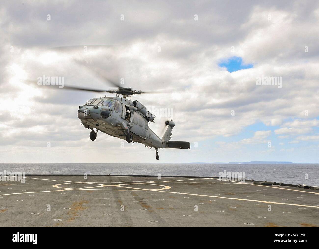 Philippinisches MEER (Feb. 06, 2020) Ein SH-60S Seahawk-Hubschrauber, der den "Island Knights" des Helicopter Sea Combat Squadron (HSC) 25 zugeordnet ist, bereitet sich während des Flugbetriebs auf dem Docklandungsschiff USS Germantown (LSD 42) der Whidbey-Island-Klasse vor. Germantown, Teil der America Expeditionary Strike Group, 31. Marine Expeditionary Unit Team, ist im 7. US-Flottengebiet tätig, um die Interoperabilität mit Verbündeten und Partnern zu verbessern und dient als einsatzbereite Einsatzkräfte zur Verteidigung von Frieden und Stabilität in der Region Indopazifik. (USA Navy-Foto von Mass Communication Specialist 1st Class Stockfoto