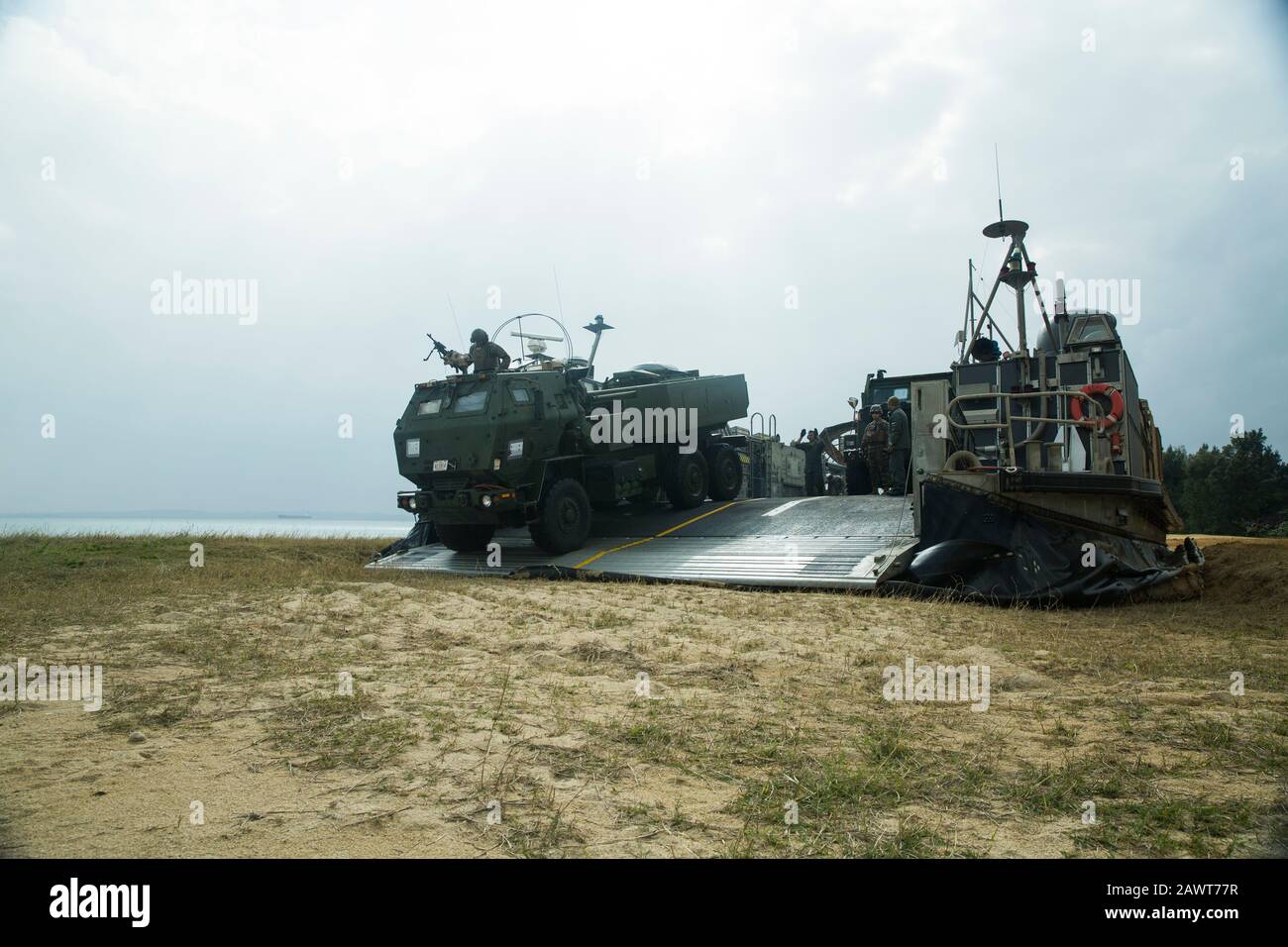 KIN BLUE, OKINAWA (FEB. 9, 2020) Landing Craft Air Cushion 09, das der Naval Beach Unit 7 zugeordnet ist, entlädt ein Marine Corps High-Mobility Artillery Rocket System mit der 31. Marine Expeditionary Unit an der Küstenlinie nach Marines mit Charlie Company, Battalion Landing Team, 1st Battalion 5th Marines, 31st MEU, Und japanische Dienstangehörige mit der amphibischen Schnelleinsatzbrigade sicherten den Strand bei einem bilateralen kleinboot-überfall auf Kin Blue, Okinawa, Japan, 9. Februar 2020. Marines und ARDB führten einen bilateralen kleinboot-überfall durch, der in einen HIMARS-Einsatz führte und einen simulierten Schuss abschoss. Die Amerikanische Expedi Stockfoto