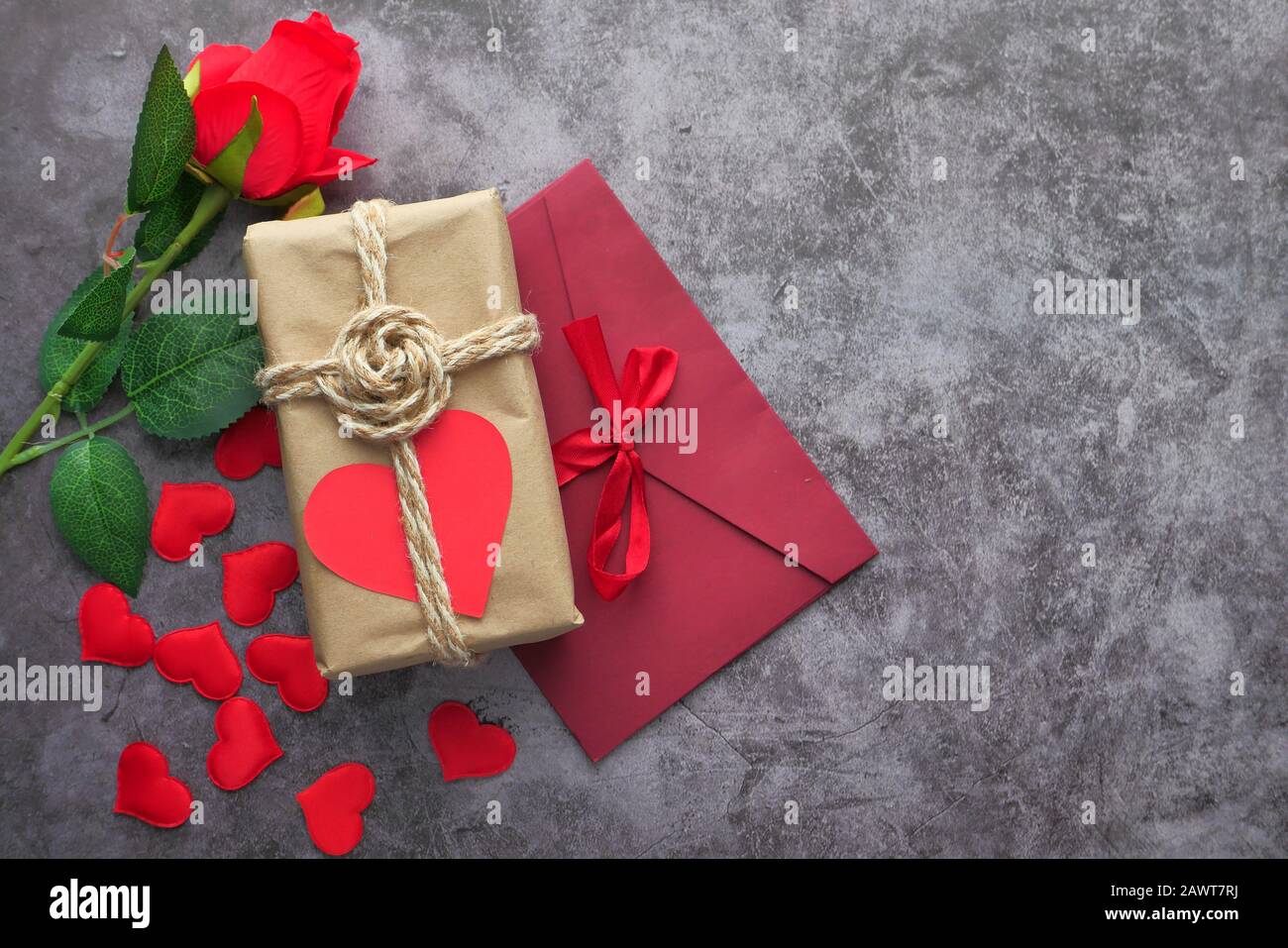 Valentinstag Geschenk, Rose und Umschlag auf dem Tisch, Draufsicht Stockfoto