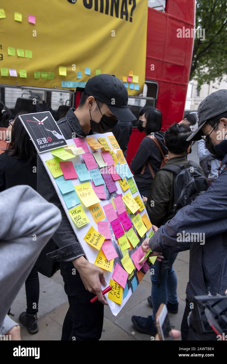 London, Großbritannien. Juli 2019. Die Menschen protestieren außerhalb der chinesischen Botschaft in London gegen die gewaltsame Niederschlagung von Protesten in Hongkong. Demonstranten schaffen eine "Lennon-Wand" von Post-it-Notizen auf der Seite des Busses und ein Plakat von HK-Chef Carrie Lam im Stil derer, die in Hongkong protestieren. Credit: Jayne Russell/ZUMA Wire/Alamy Live News Stockfoto