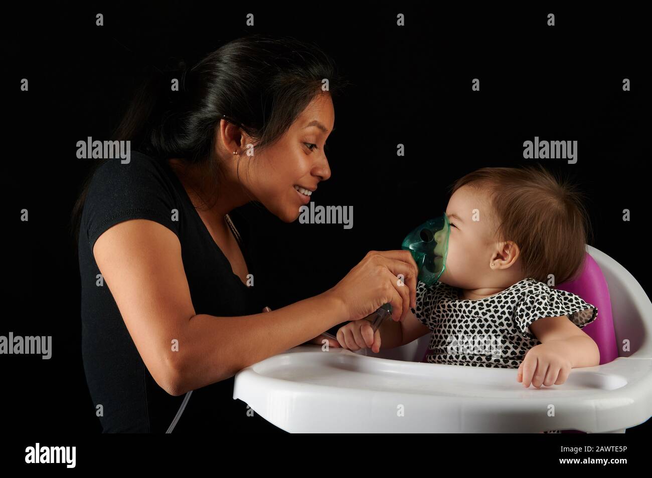 Thema der Atemtherapie für Kinder. Junge Frau hilft Baby bei Bronchitis Stockfoto