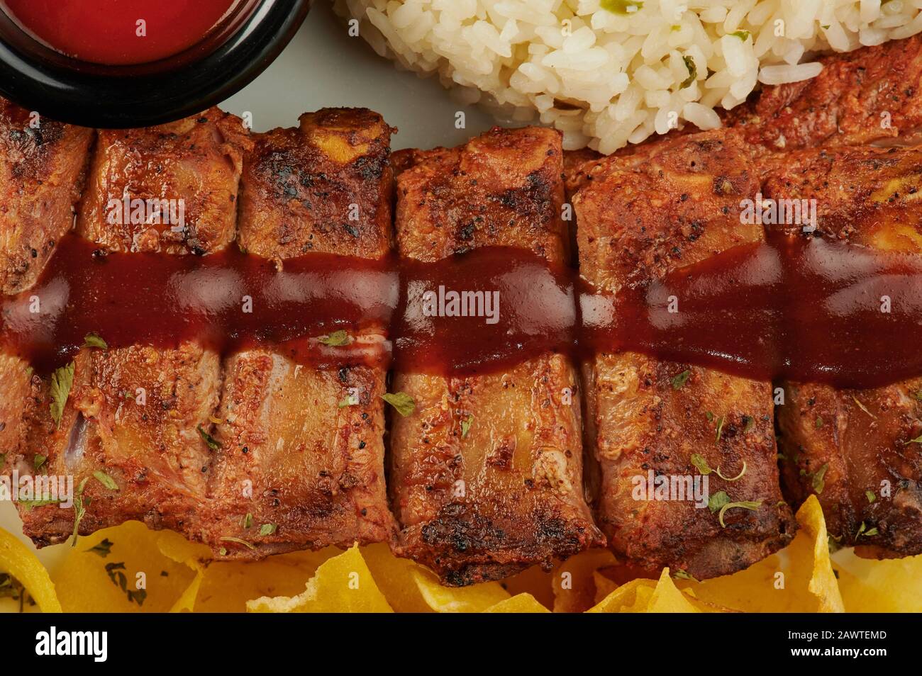 Große Scheibe bbq-Rippen mit Reis und Tomatenketchup Nahansicht Stockfoto