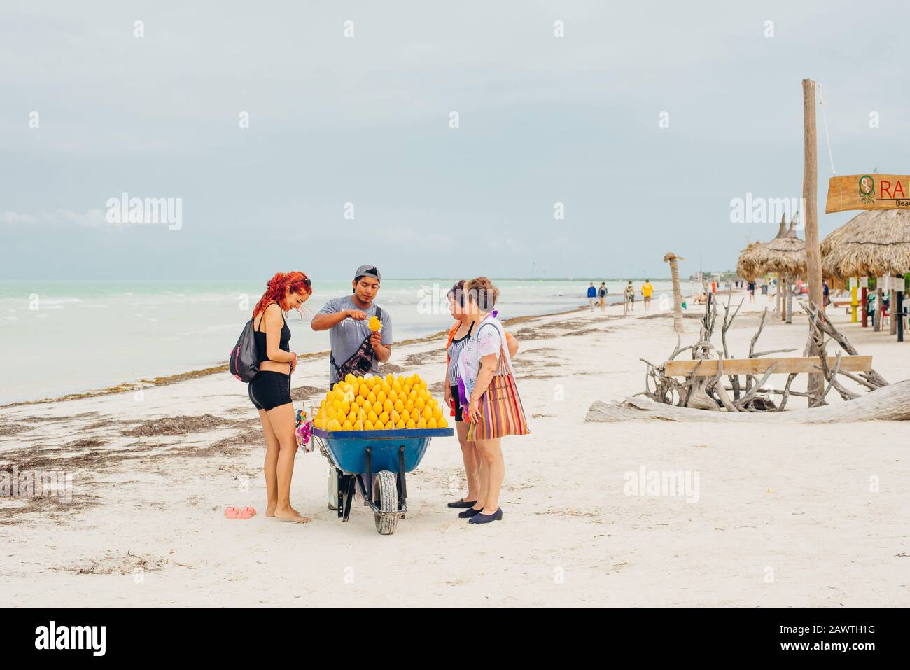 Mexiko, Insel holbox - mango-verkäufer im februar 2020 am Strand Stockfoto