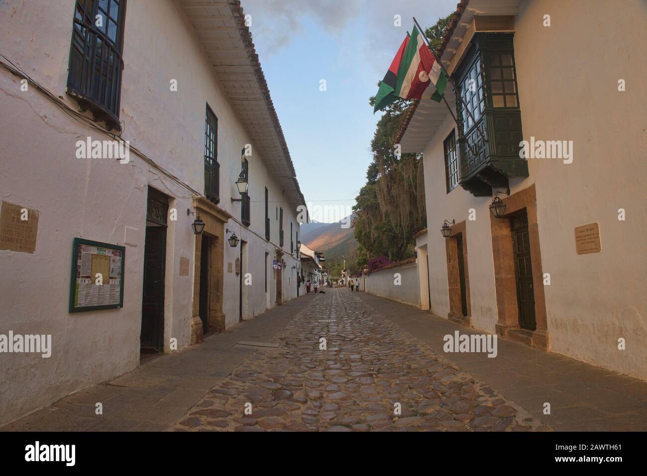 Gepflasterte Straßen in der bezaubernden kolonialen Villa de Leyva, Boyaca, Kolumbien Stockfoto