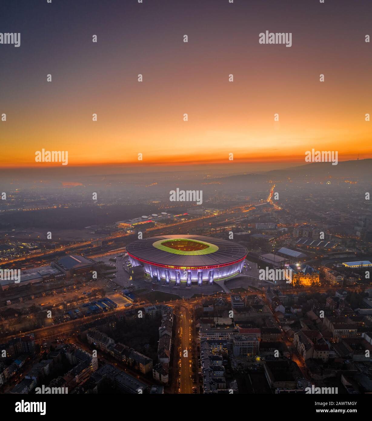 Budapest, Ungarn - Panoramaaussicht auf Budapest in der Abenddämmerung mit goldenem Sonnenuntergang. Diese Ansicht beinhaltet das brandneue beleuchtete Ferenc Puskas Stadium Stockfoto