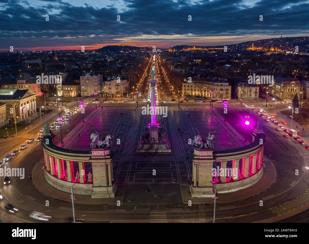 Budapest, Ungarn - Luftdrone mit Blick auf den berühmten Heldenplatz (Hosok tere) leuchtet nachts in einzigartiger lila- und pinkfarbener Farbe bei farbenfrohem Sonnenuntergang auf Stockfoto