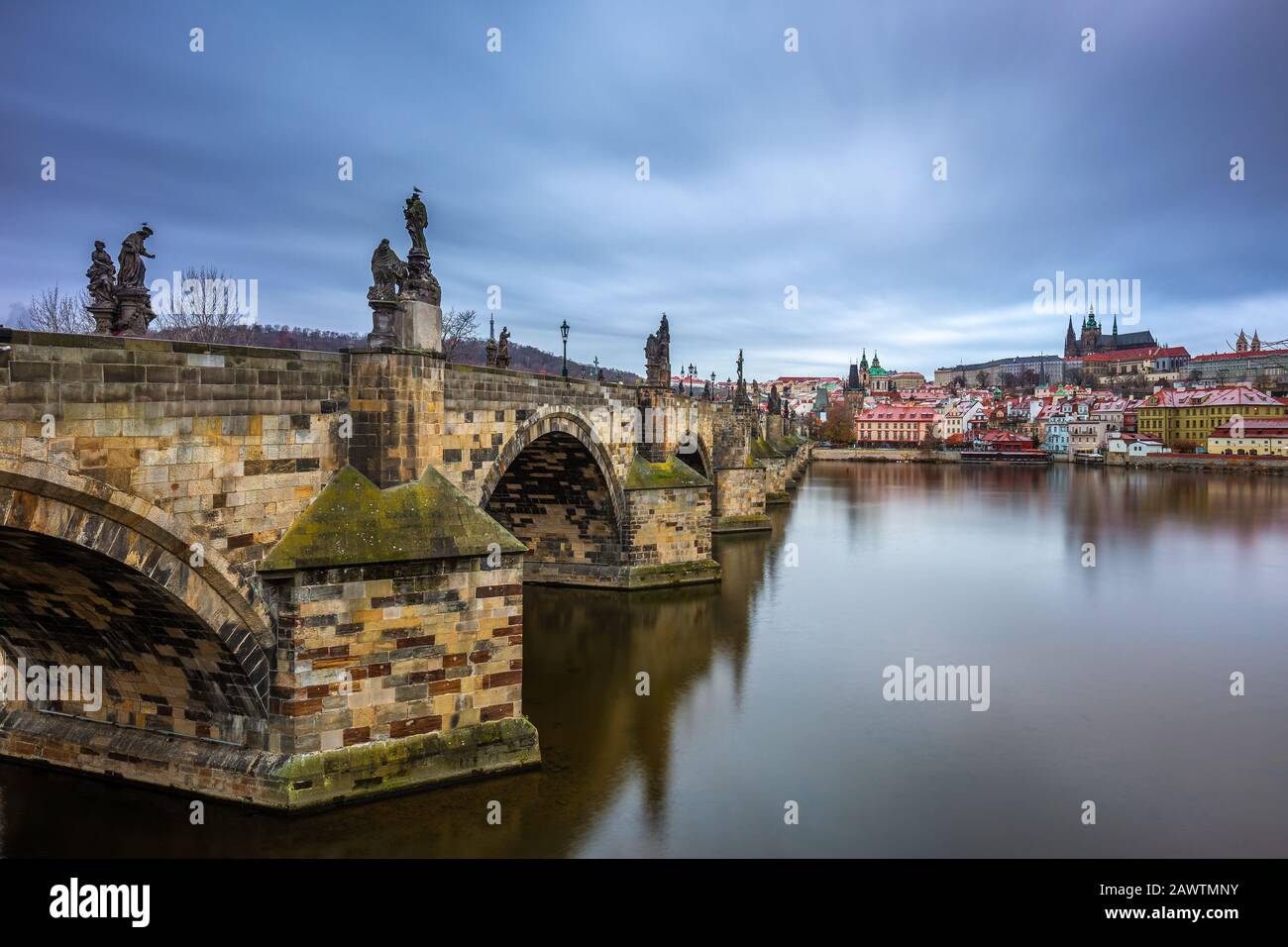 Prag, Tschechien - Die weltberühmte Karlsbrücke (Karluv Most) mit der Moldau und dem Veitsdom an einem schüchtertem Wintermorgen Stockfoto
