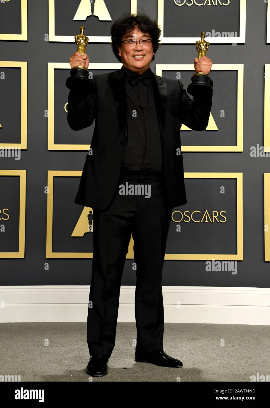 Bong Joon-ho mit seinen Oscars für Die Beste Regie und Das Beste Bild für Parasiten im Presseraum bei der 92. Oscarverleihung im Dolby Theatre in Hollywood, Los Angeles, USA. Stockfoto