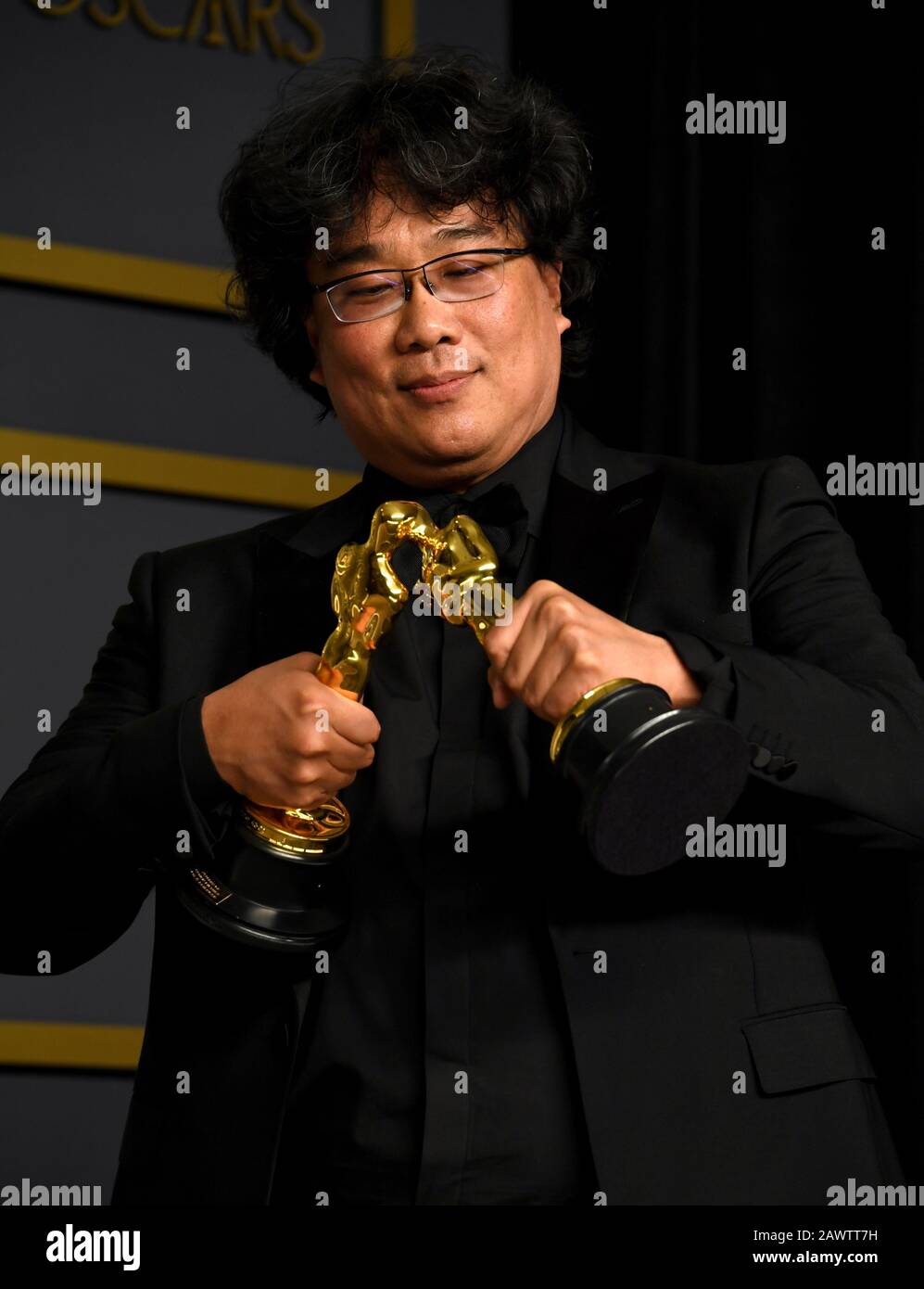 Bong Joon-ho mit seinen Oscars für Die Beste Regie und Das Beste Bild für Parasiten im Presseraum bei der 92. Oscarverleihung im Dolby Theatre in Hollywood, Los Angeles, USA. Stockfoto