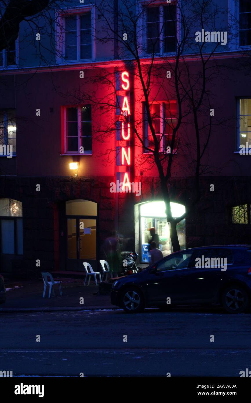 Neonlicht der Kotiharjun Sauna, der letzten holzbeheizten traditionellen öffentlichen Sauna in Helsinki. Gründung im finnischen Kallio. Stockfoto