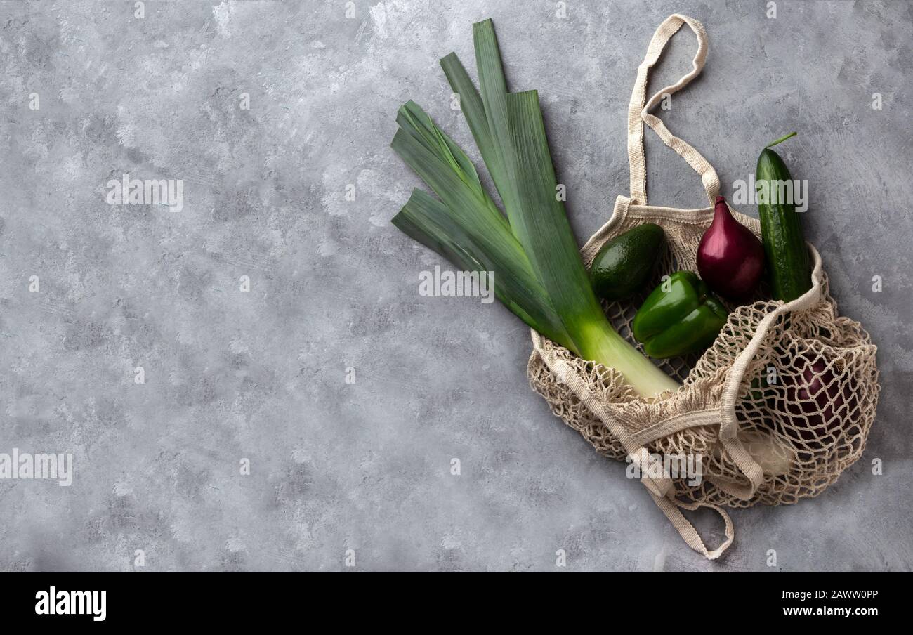 Saitentasche mit einer Vielzahl von Produkten auf konkretem Hintergrund. Null-Abfall-Konzept mit Kopierraum. Stockfoto