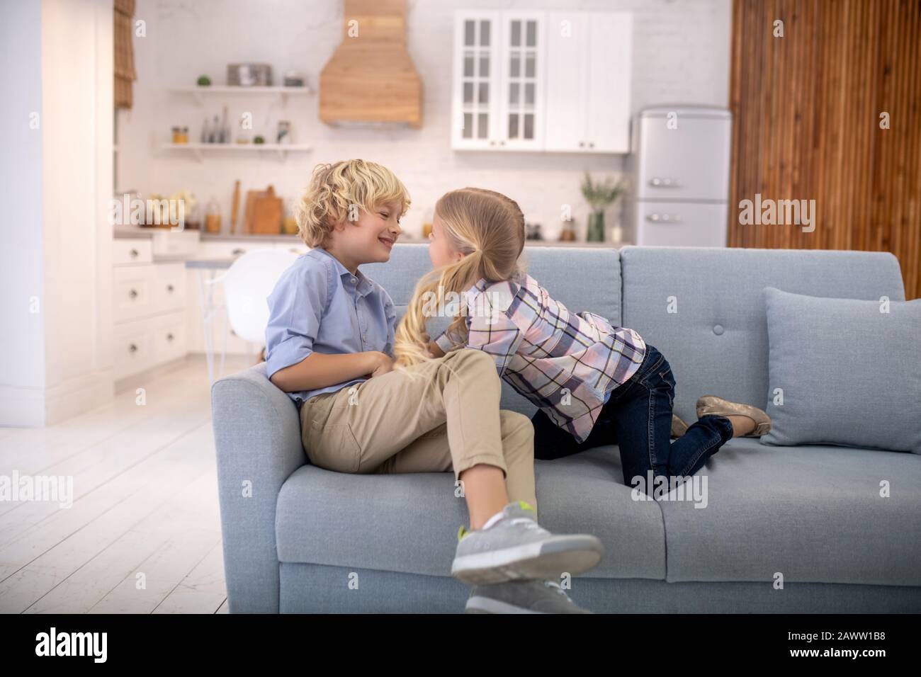 Kinder haben Spaß, lächeln und kitzeln sich gegenseitig Stockfoto
