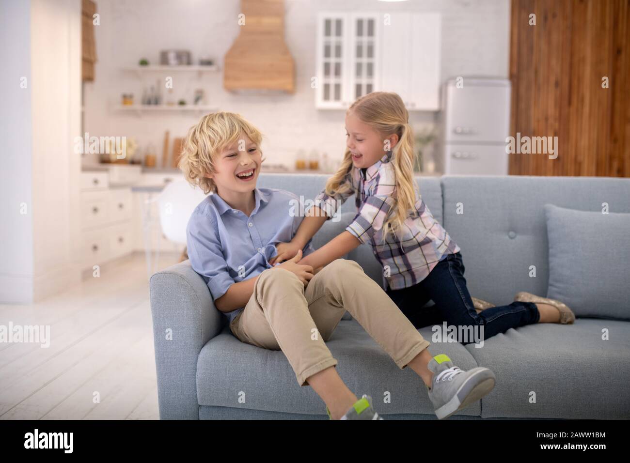 Kinder haben Spaß, lachen und kitzeln sich gegenseitig Stockfoto