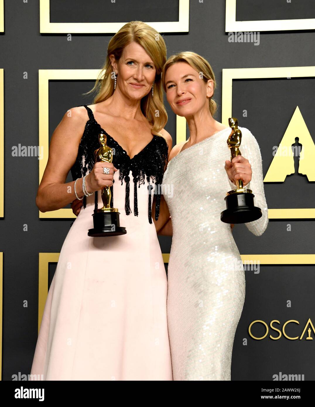 Laura dern mit ihrer Besten Nebendarstellerin Oscar und Renee Zellweger mit ihrem Besten Schauspielerin Oscar im Presseraum bei der 92. Oscarverleihung im Dolby Theatre in Hollywood, Los Angeles, USA. Stockfoto