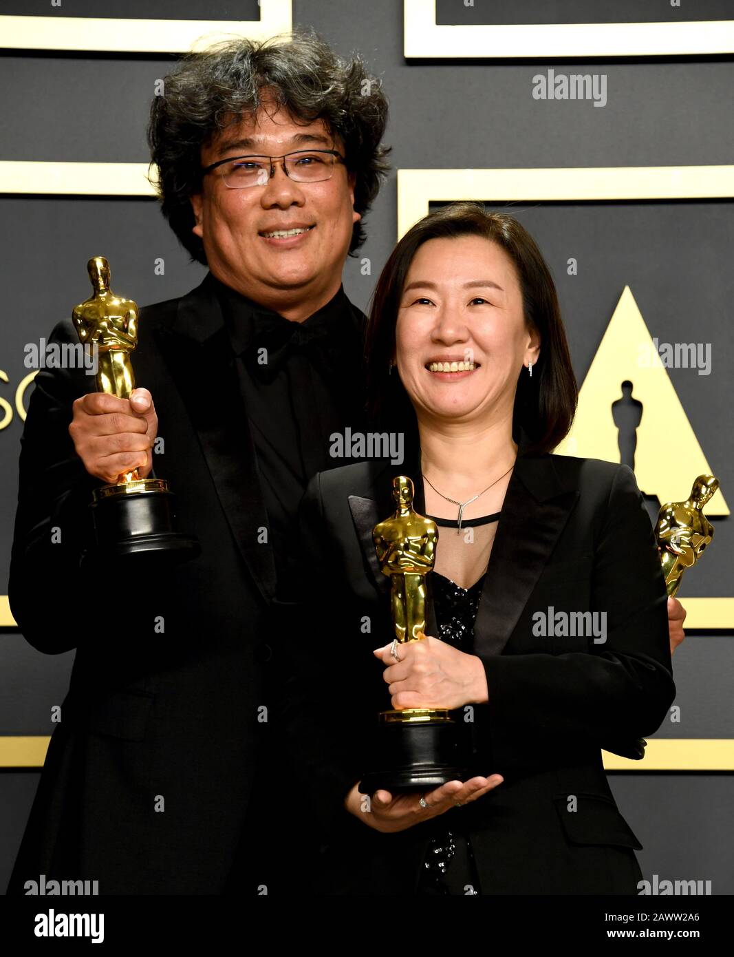 Bong Joon-ho und Kwak Sin-ae mit ihren Oscars für Das Beste Originaldrehbuch, den Internationalen Spielfilm, Die Beste Regie und Das Beste Bild für Parasiten im Presseraum bei der 92. Oscarverleihung im Dolby Theatre in Hollywood, Los Angeles, USA. Stockfoto