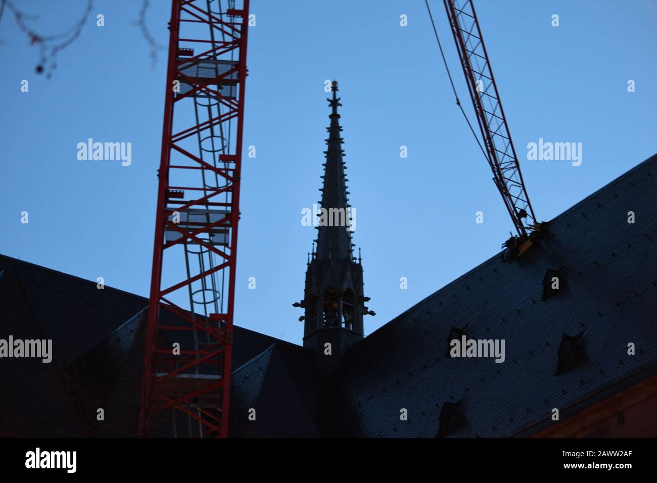 10. Februar 2020, Hessen, Frankfurt am Main: Der Ausleger eines Baukran wurde im Sturm 'Sabine' vom Dach des Frankfurter Doms gerissen. Foto: Boris Roessler / dpa Stockfoto