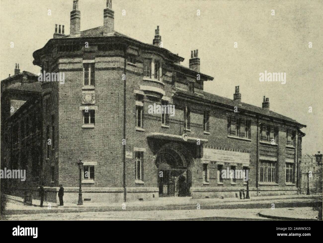 L'architectureLe passé.--Le présent. De se rendre compte de la Dispo-sition et du Mode de construction adopté par M. larchitectePaquet pour létüde du nouveau lycée de jeunes filles, élevé àlangle de la rue de Douai et le Boulevard de Clichy, ET auquelladministration de lenseignement secondaire a donné le nomde Jules Ferry, dont le Souvenir est si fortement attaché à toutce qui concerne lenseignement. Für die Rosinen que je nerecherai pas, mais qui sont la conscéquence de certaines tra-ditions difficiles à abandonner, quand on construit pour uneadministration, lapplication rigoreuse du ci Stockfoto