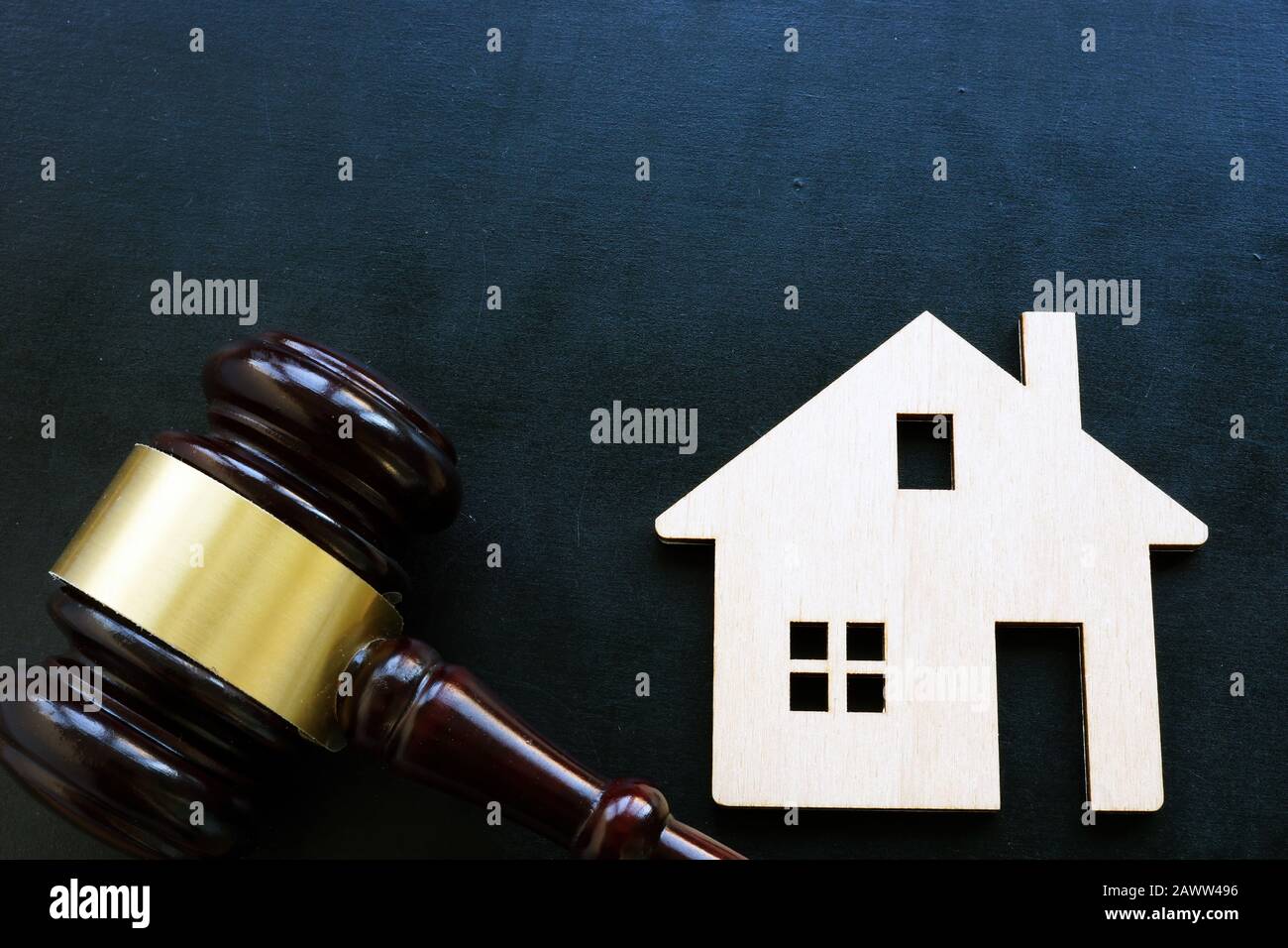 Grundstücksrecht Konzept. Zuhause als Symbol für Eigentum und Gavel. Stockfoto