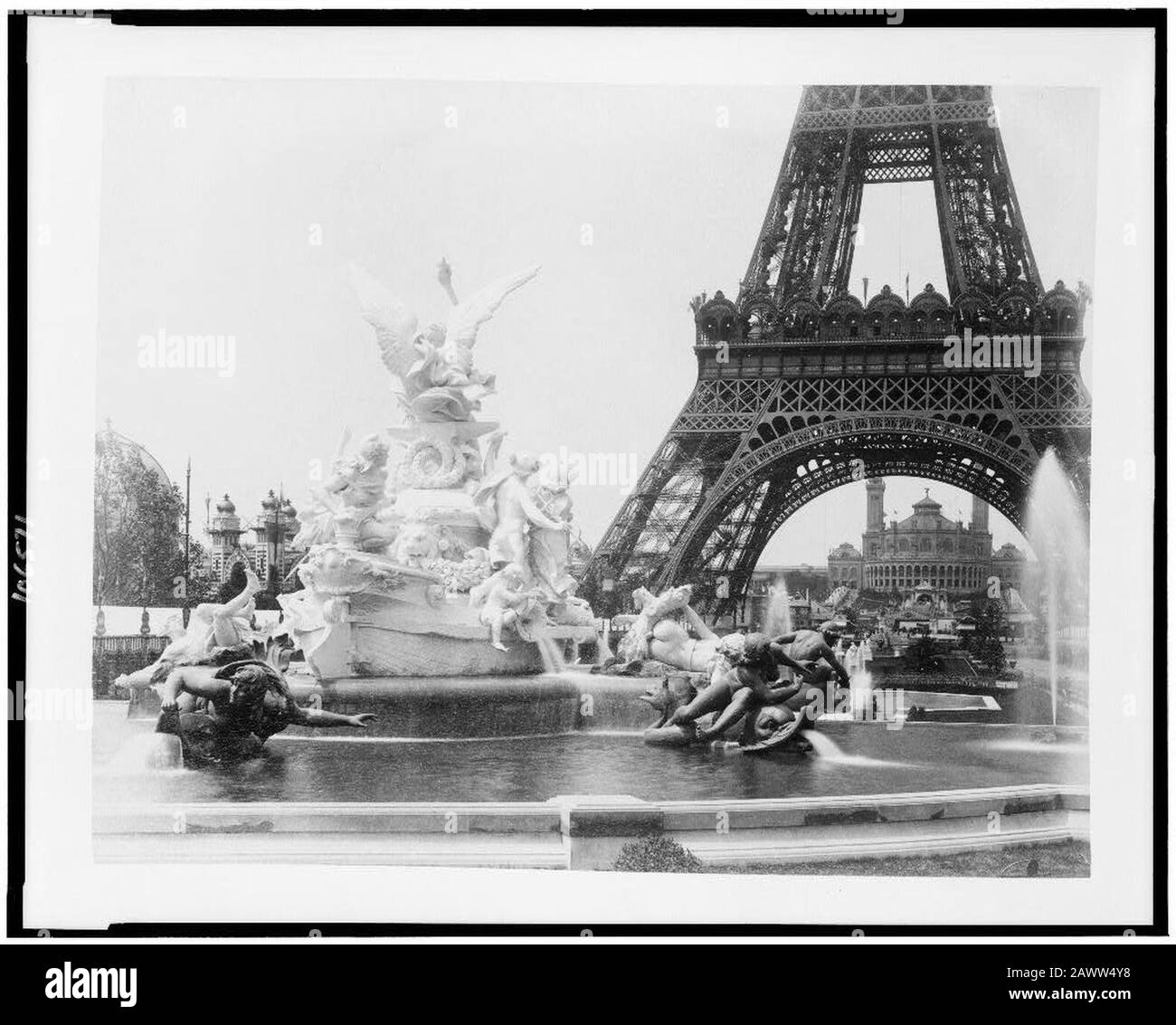 Fountain Coutan und Sockel des Eiffelturms mit Trocadéro Palast im Hintergrund, Paris Exposition, 1889 Stockfoto