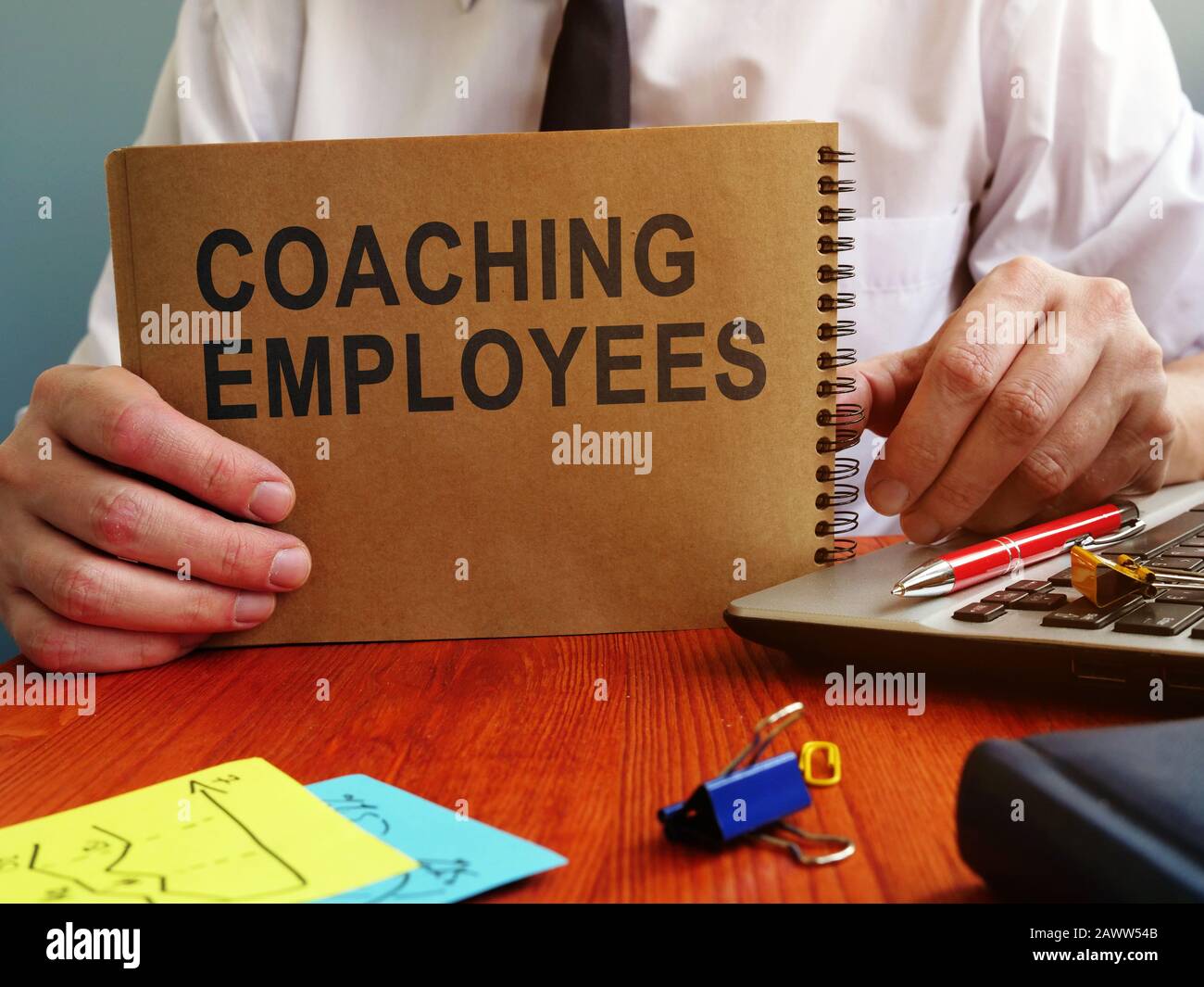 Coaching von Mitarbeitern auf der Seite. Leistungskonzept verbessern. Stockfoto