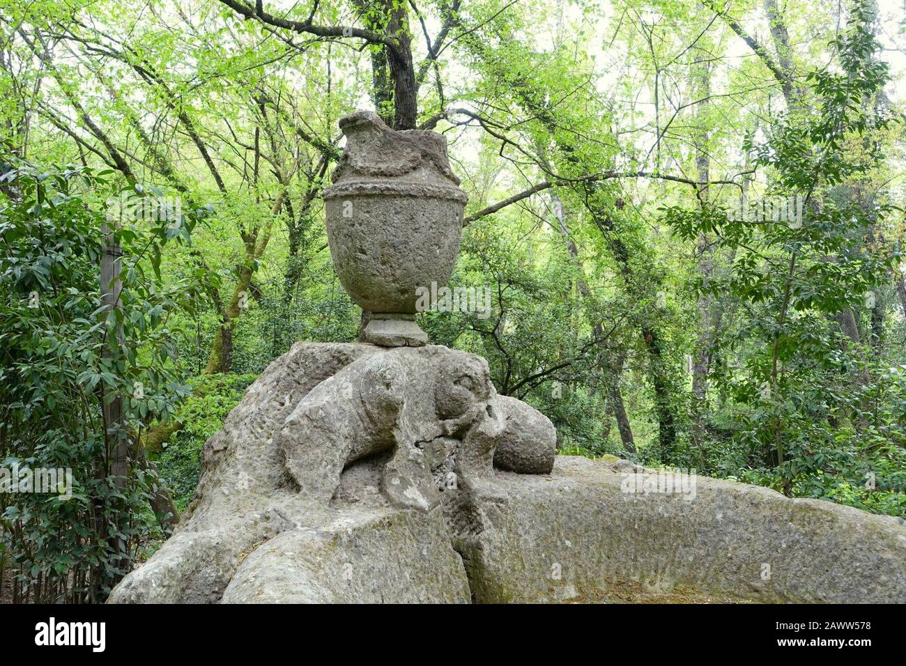 Springbrunnen mit Delphindetails - Parco dei Mostris - Bomarzo, Italien Stockfoto