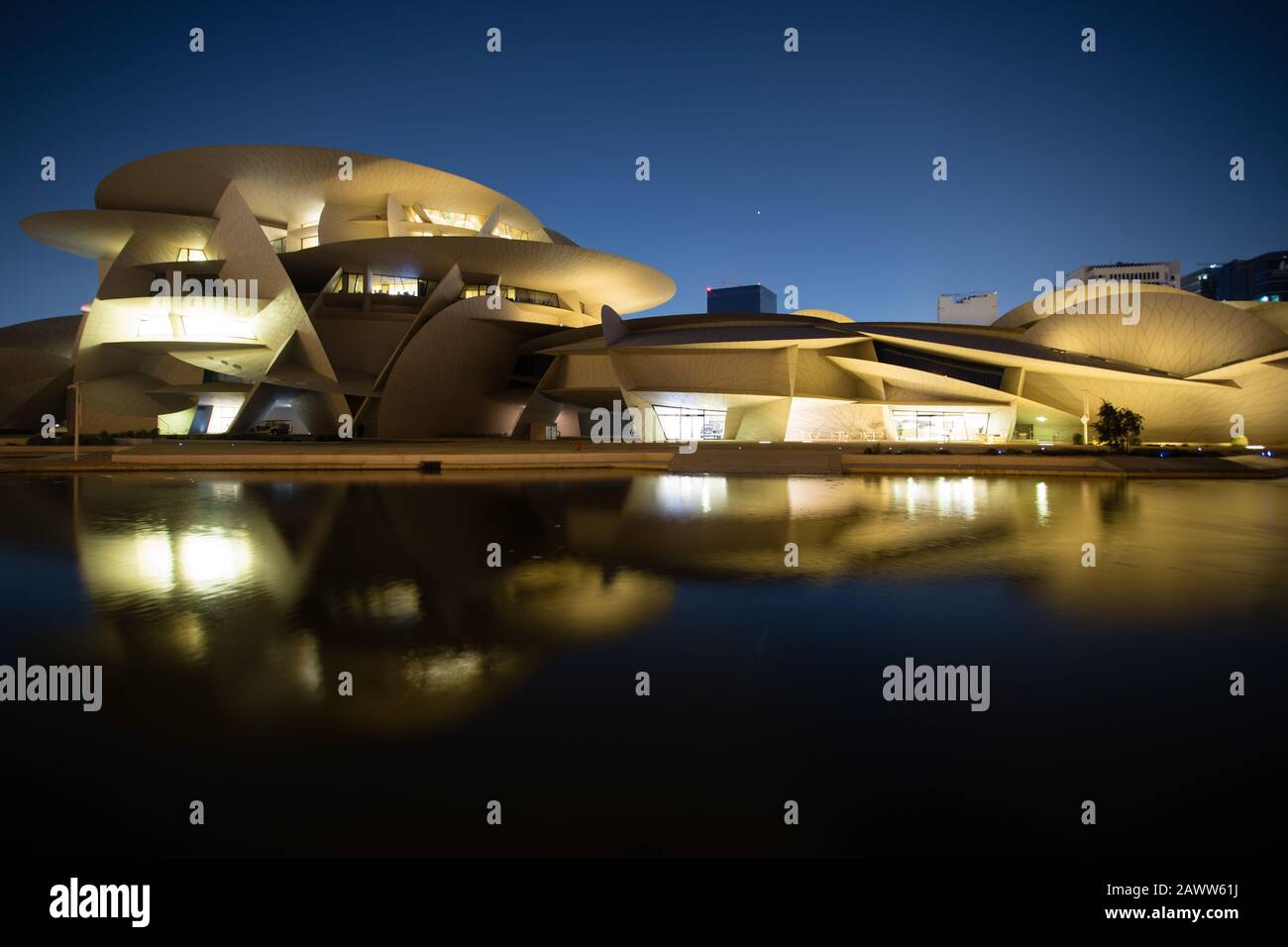 Das Nationalmuseum von Katar spiegelte sich in einem kleinen Pool außerhalb von Doha wider. Stockfoto