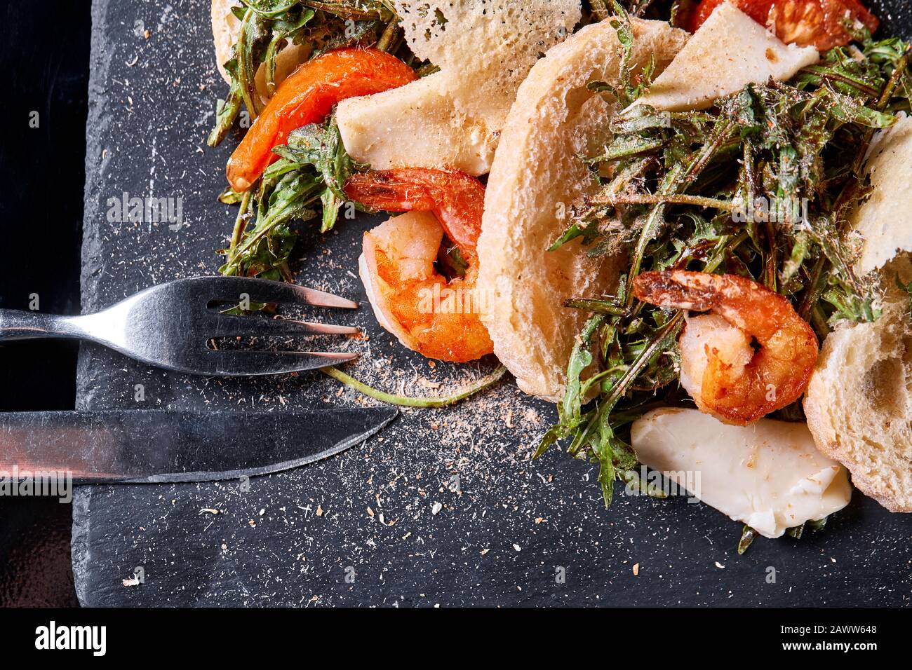 Köstliches Gericht mit gegrillten Garnelen, Tintenfisch, Croutons und ...