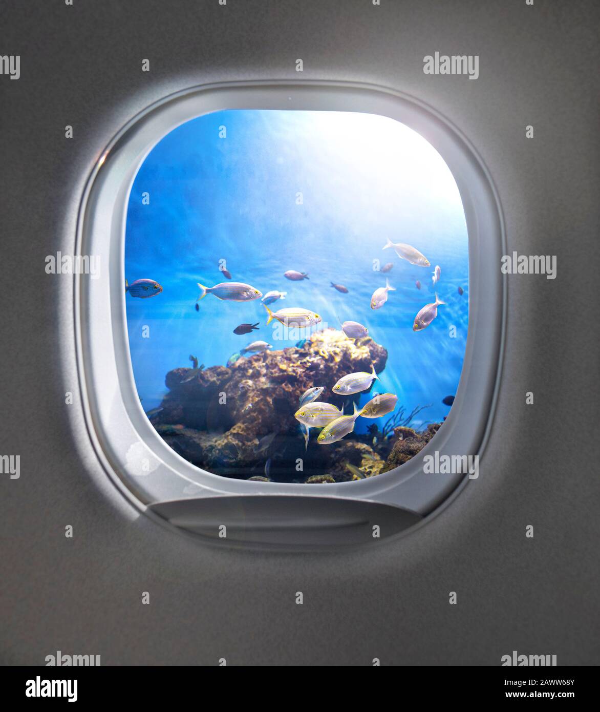 Blick auf trübe Blau klar Himmel durch Flugzeug Bullauge. Stockfoto