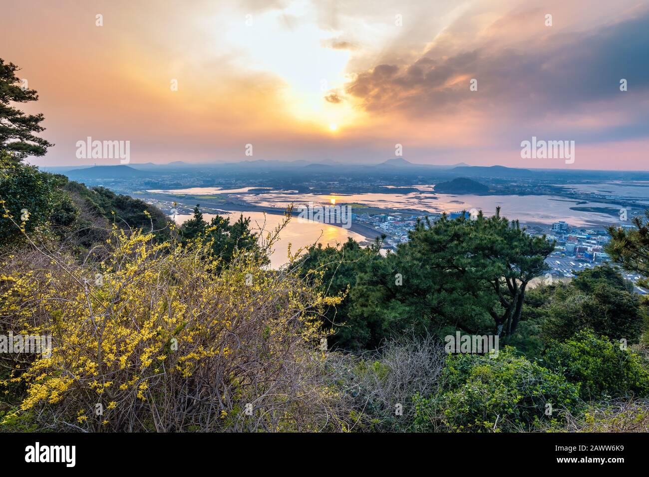 Jeju-Insel Südkorea, Sonnenuntergang über der Naturlandschaft bei der Skyline von Jeju-Stadt, Blick von Seongsan Ilchulbong Stockfoto