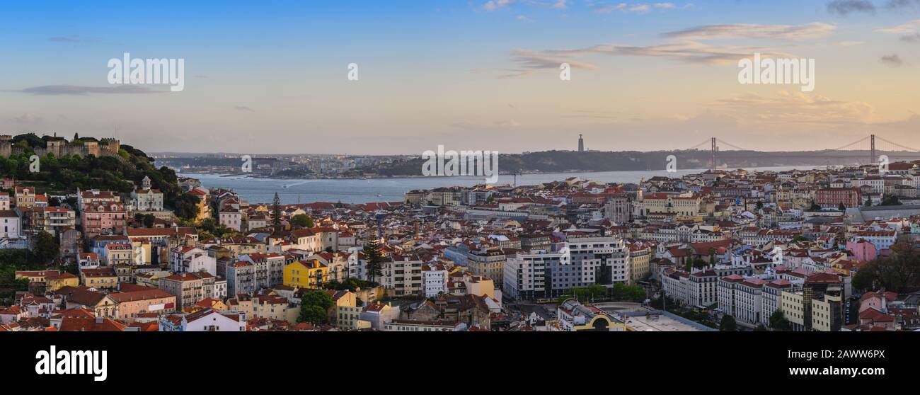 Lissabon Portugal Luftbild Sonnenuntergang Panorama Stadt Skyline in Lissabon Baixa Viertel und Saint George Schloss Stockfoto