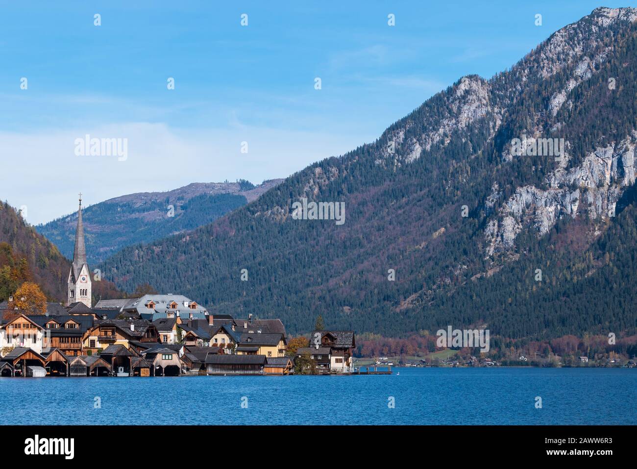 Hallstatt Bergdorf an einem sonnigen Tag vom klassischen Postkartenaussicht Salzkammergut Österreich Stockfoto