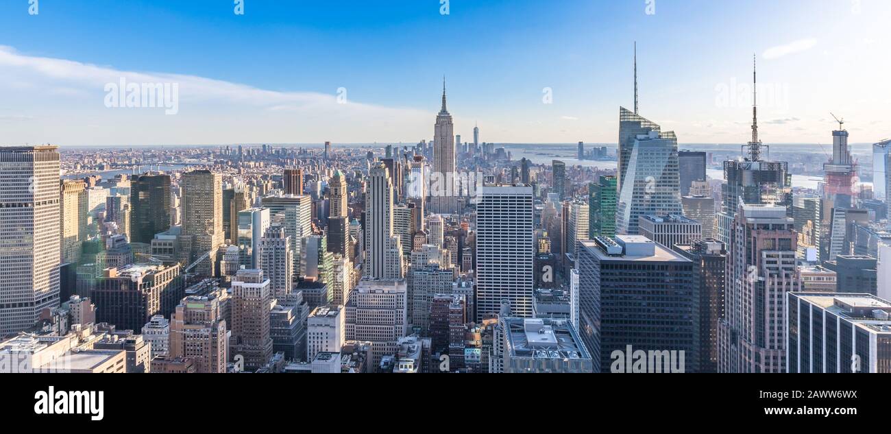 Panoramafoto von New York City Skyline in der Innenstadt von Manhattan mit Empire State Building und Wolkenkratzern am sonnigen Tag mit klarem blauen Himmel USA Stockfoto