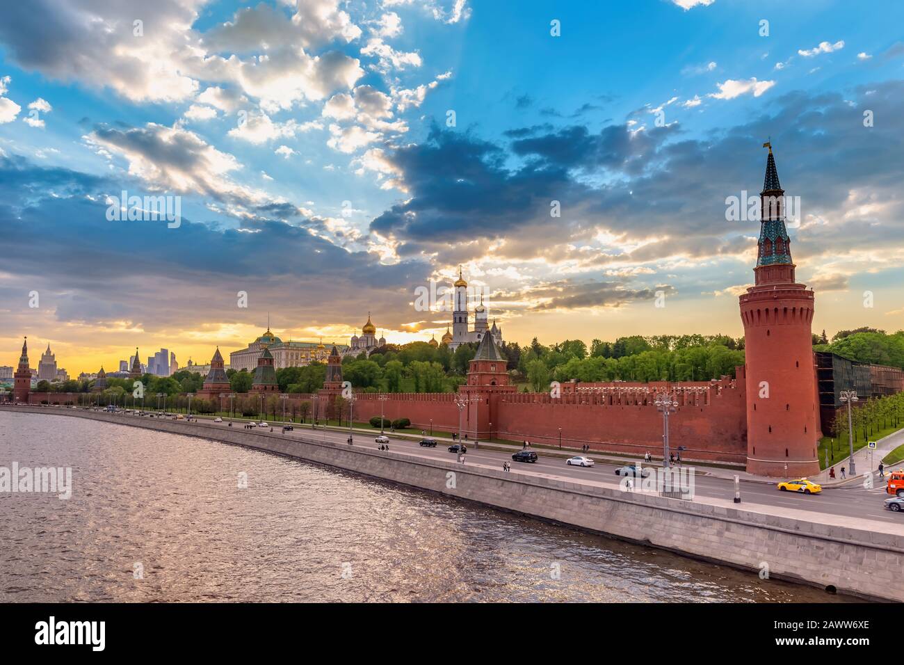 Moskau Russland, Sonnenuntergang über der Skyline des Kremlpalasts am Roten Platz und am Moskau-Fluss Stockfoto