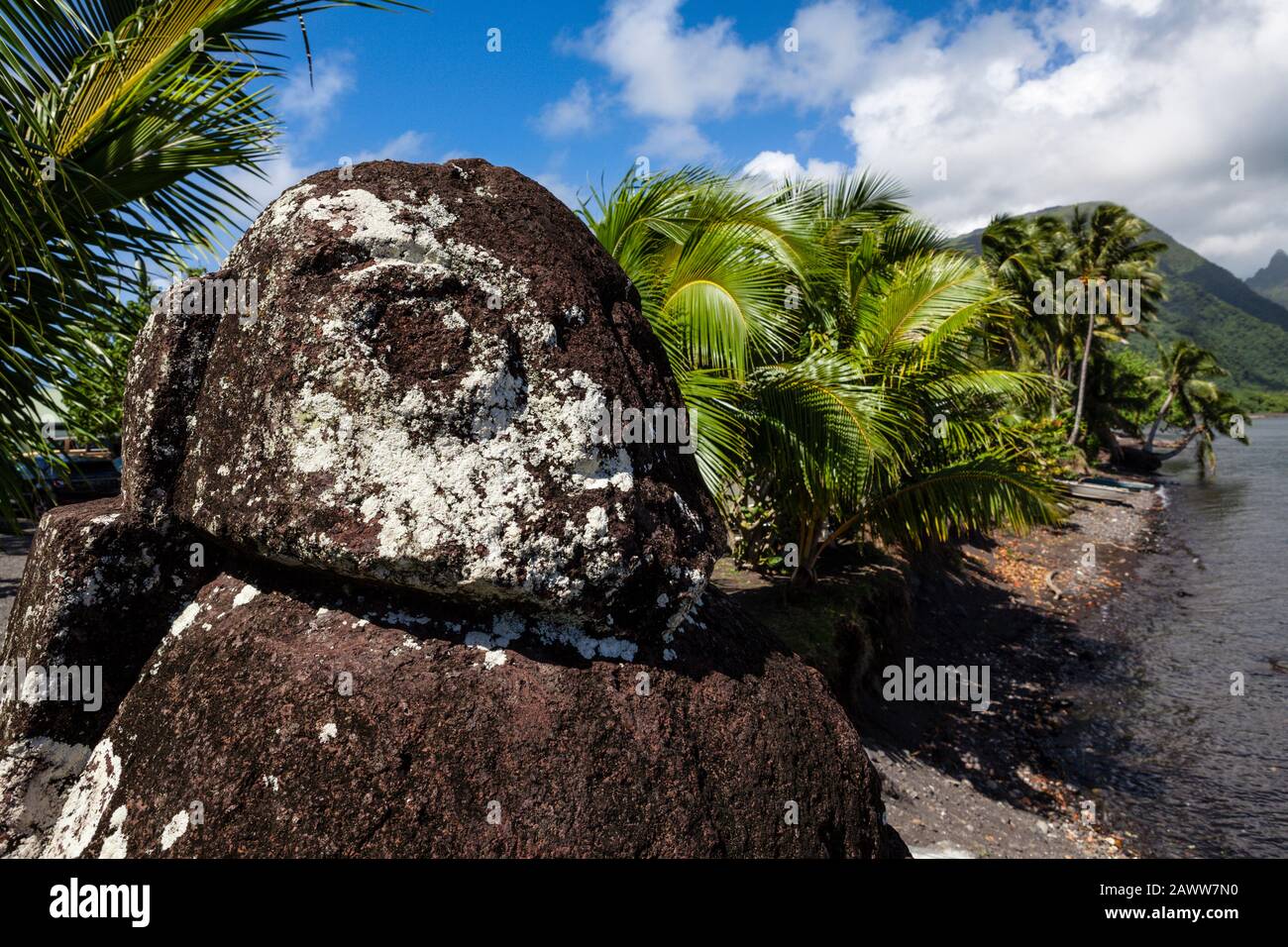 Monumentale Steinstatue inTautira, Tahiti, Französisch-Polynesien Stockfoto