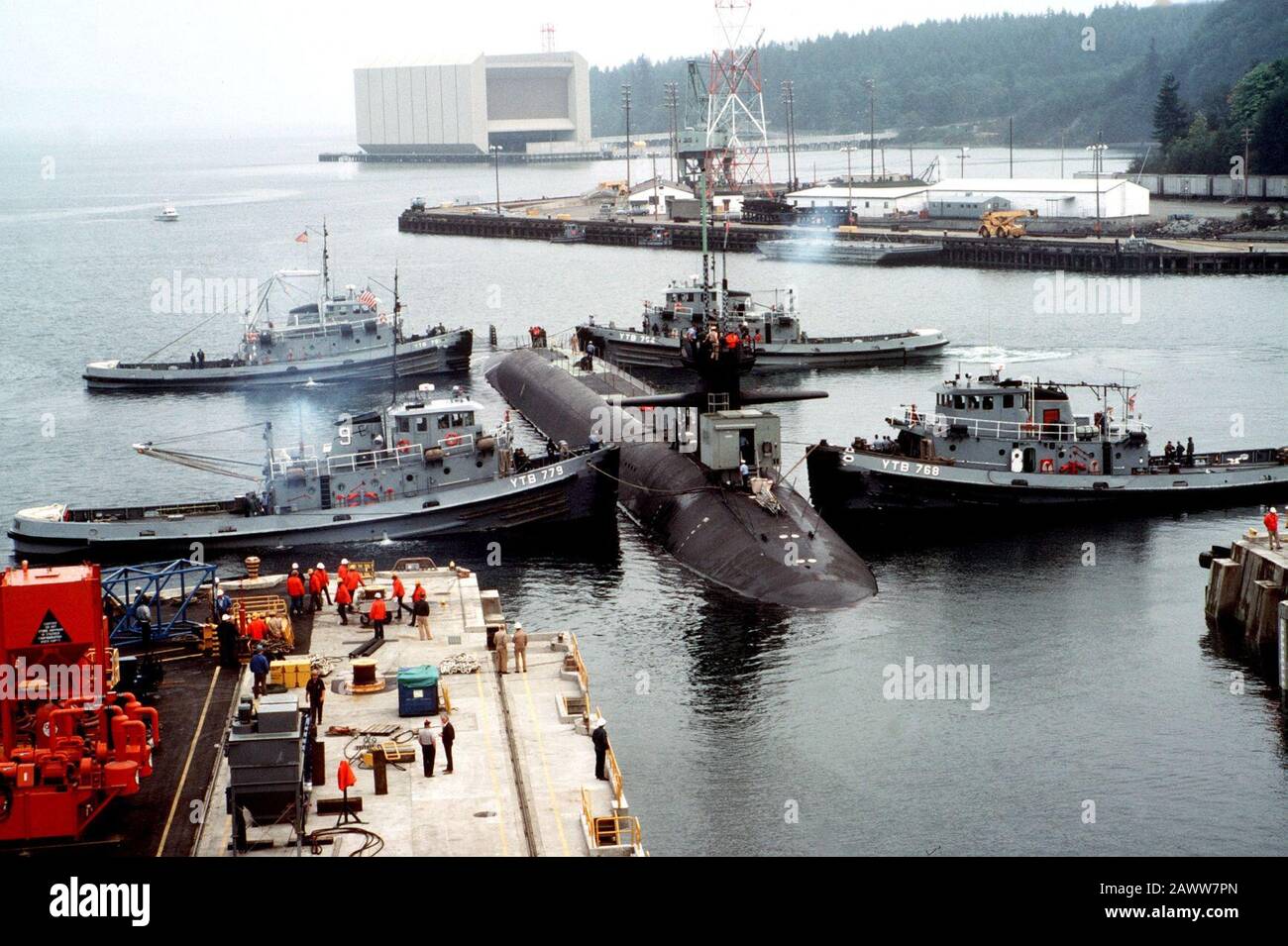 Vier Hafenschlepper der Natick-Klasse führen die USS Ohio (SSBN-726) aus dem Trockendock. Stockfoto