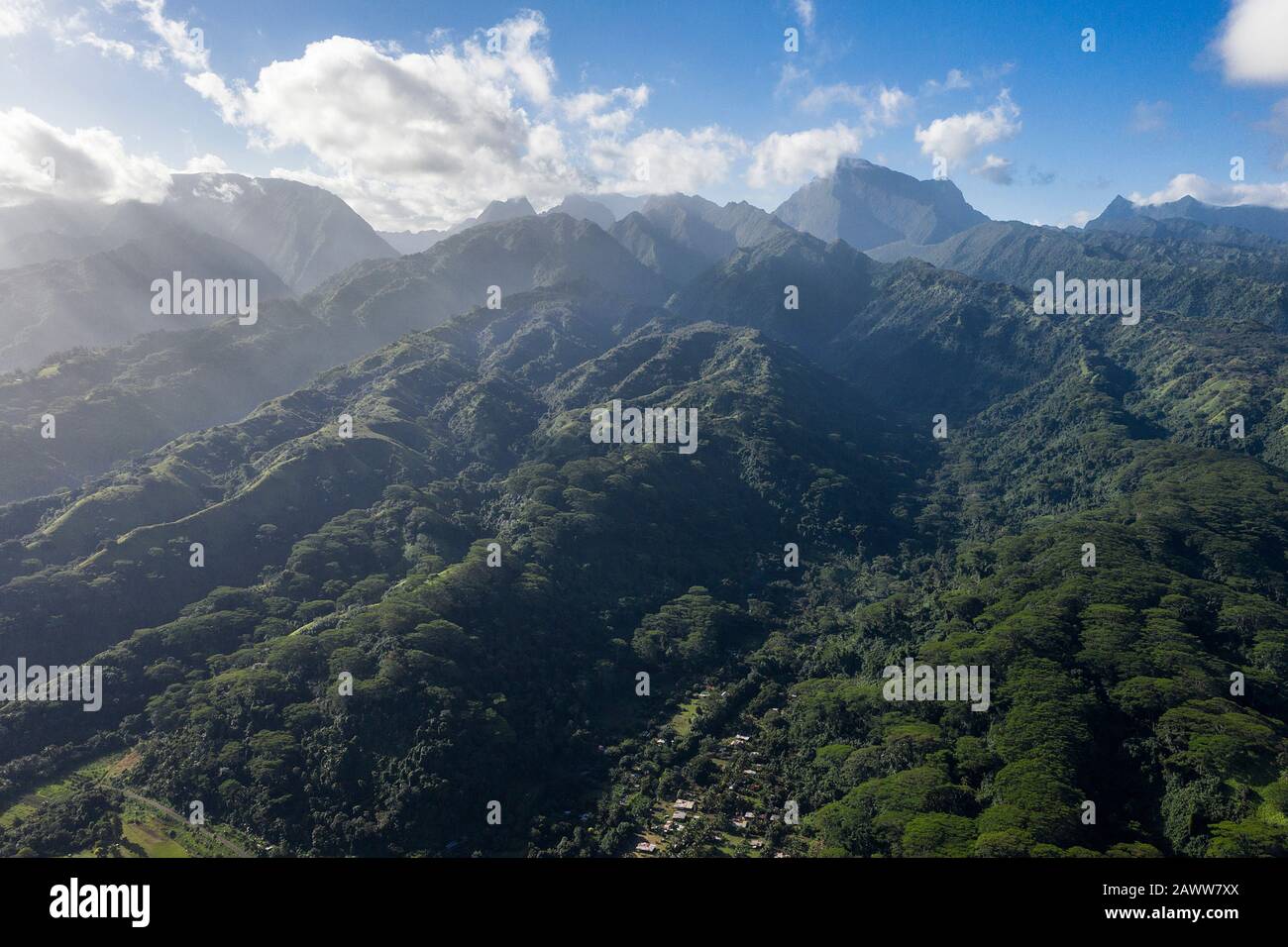 Berge an der Südküste von Tahiti, Tahiti, Französisch-Polynesien Stockfoto