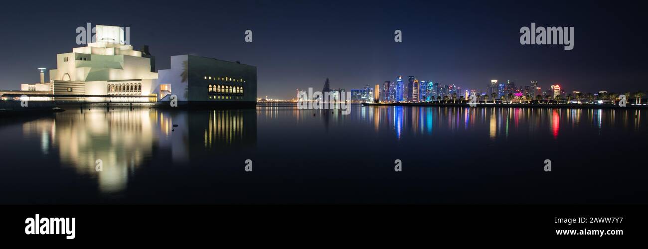 Nachtpanorama der Wolkenkratzer der West Bay in Doha, Katar vom MIA Park aus gesehen. Stockfoto