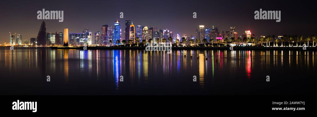 Nachtpanorama der Wolkenkratzer der West Bay in Doha, Katar vom MIA Park aus gesehen. Stockfoto