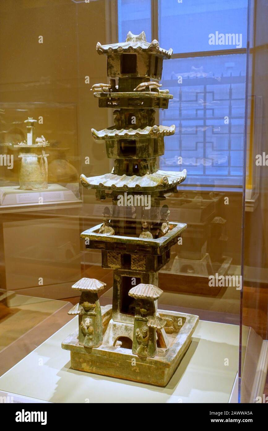 Vierstöckiger Turm, Nordmittelchina, Provinz Henan, Dynastie der östlichen Han, 100 n. Chr., Steingut, grüne Bleiglasur Stockfoto Vierstöckiger Turm, Nordmittelchina, Provinz Henan, Dynastie der östlichen Han, 100 n. Chr., Steingut, grüne Bleiglasur Stockfoto