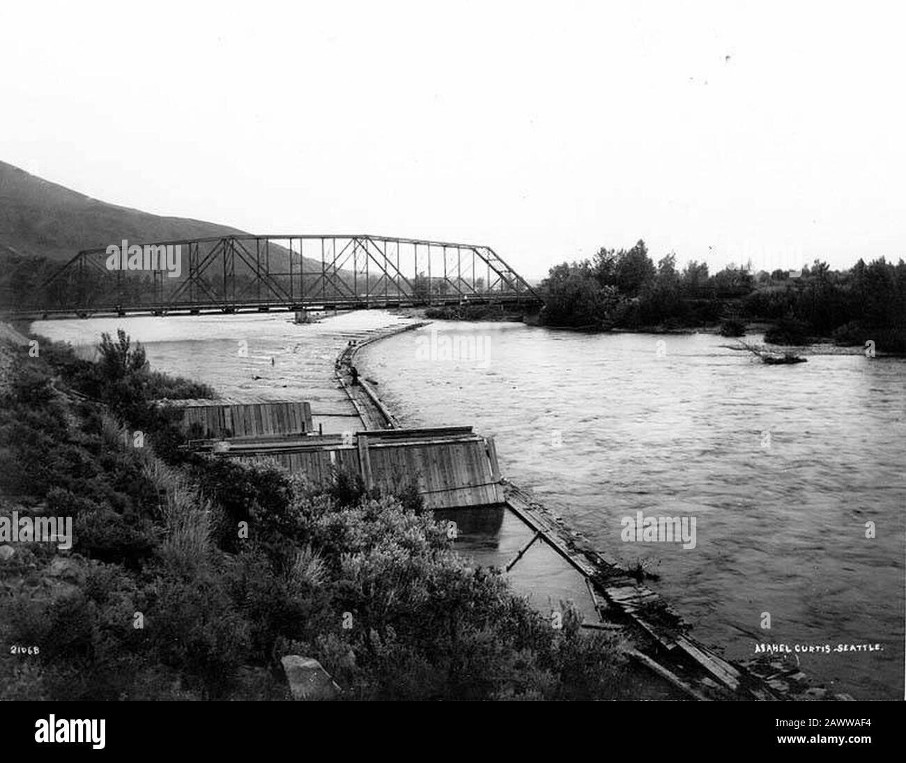 Vierte Straßenbrücke über den Yakima River, wie aus dem Flügelboom des Cascade Lumber Co Yakima 1911 (CURTIS 1079) hervorgeht. Stockfoto
