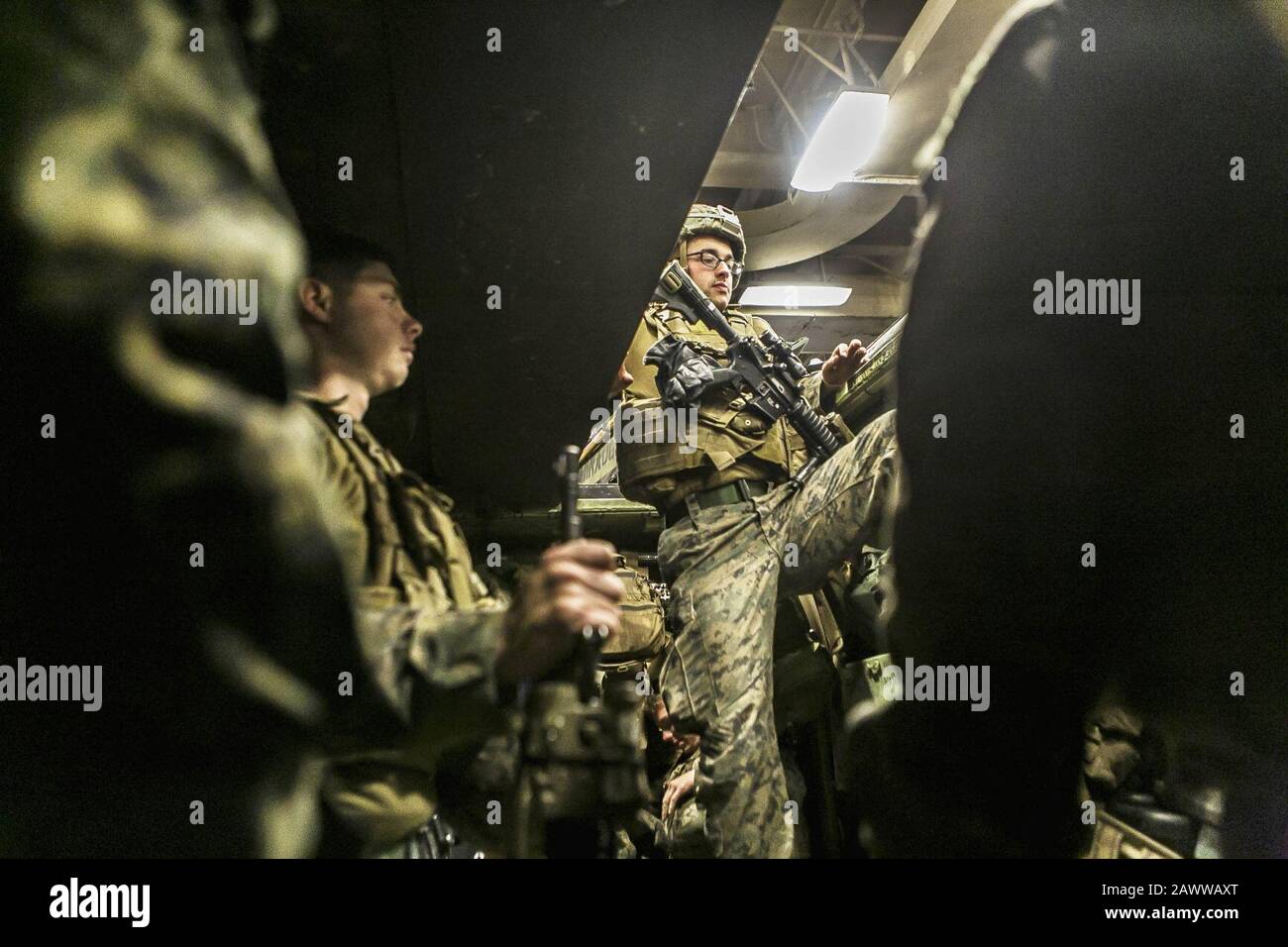 Fox Co. Kehrt nach dem Training in Litauen während BALTOPS (41792887555) auf die USS Oak Hill zurück. Stockfoto